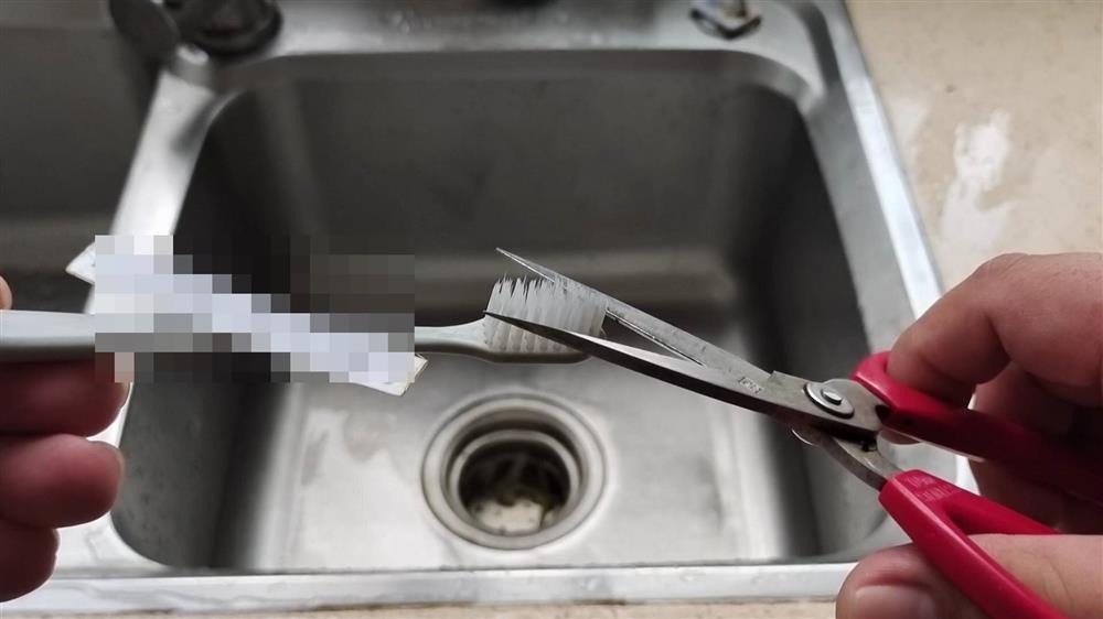Cắt một góc&nbsp;lông bàn chải đánh răng bỏ vào bếp, ai ngờ cả nhà lao vào sử dụng-2