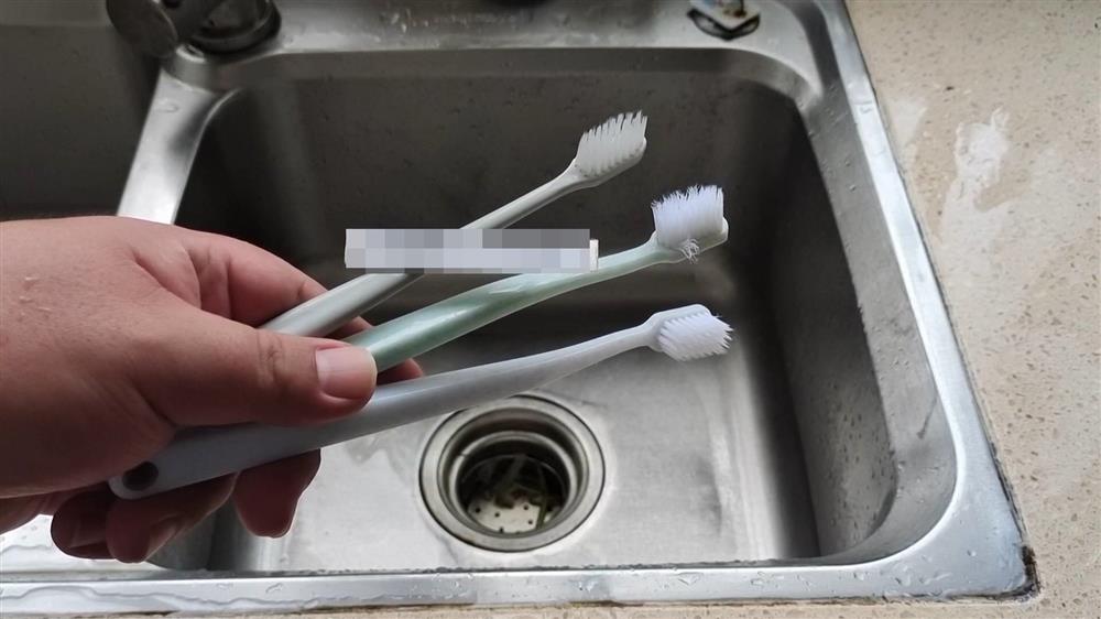 Cắt một góc lông bàn chải đánh răng bỏ vào bếp, ai ngờ cả nhà lao vào sử dụng-1