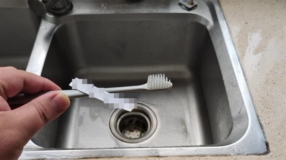 Cắt một góc&nbsp;lông bàn chải đánh răng bỏ vào bếp, ai ngờ cả nhà lao vào sử dụng-3