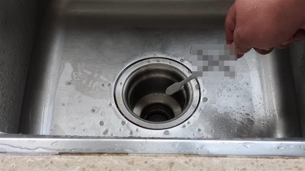 Cắt một góc&nbsp;lông bàn chải đánh răng bỏ vào bếp, ai ngờ cả nhà lao vào sử dụng-7