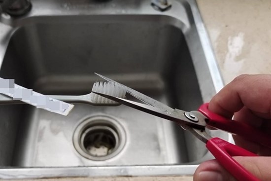 Cắt một góc lông bàn chải đánh răng bỏ vào bếp, ai ngờ cả nhà lao vào sử dụng