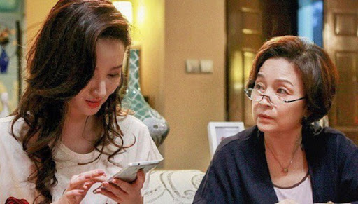 Đầy tháng cháu, bà nội cho 10 triệu còn bà ngoại chỉ mang 2 con gà, tôi vội đưa mẹ 5 triệu cho cháu thì ai ngờ bị phát hiện-2