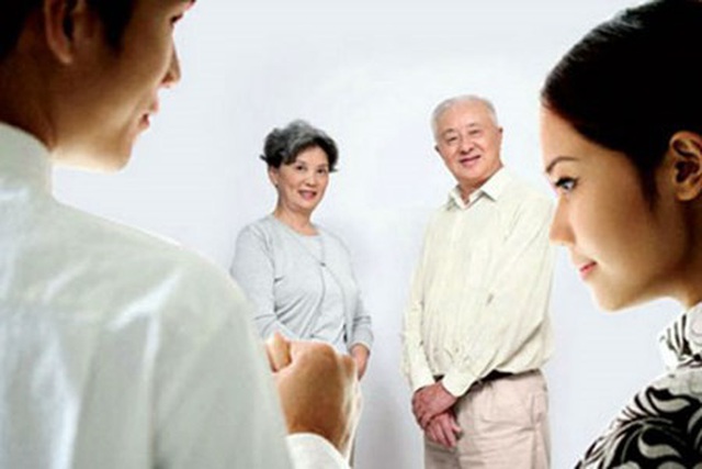 Đầy tháng cháu, bà nội cho 10 triệu còn bà ngoại chỉ mang 2 con gà, tôi vội đưa mẹ 5 triệu cho cháu thì ai ngờ bị phát hiện-1