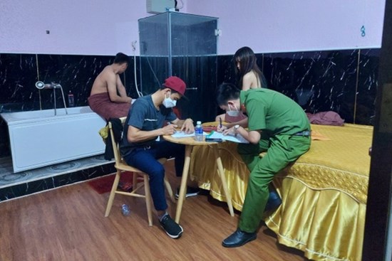 Nữ nhân viên thoát y massage cho khách