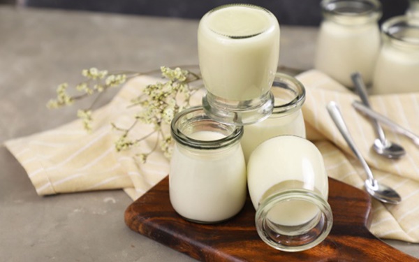 Biết được cách làm đơn giản&nbsp;này, chị em trổ tài làm sữa chua phô mai thơm béo, mát lịm ngay tại nhà-3