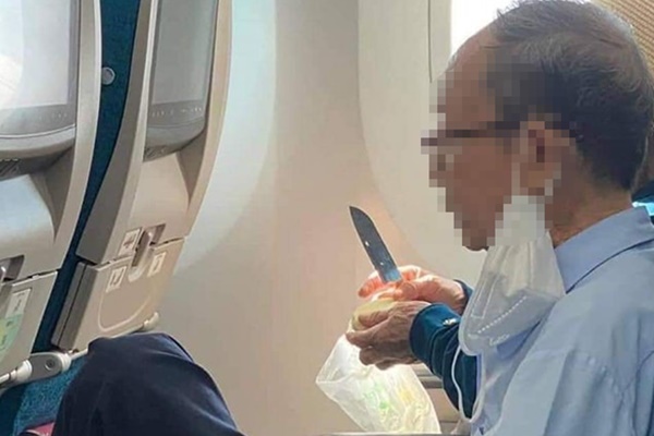 Khách mang được dao lên máy bay vì người soi chiếu lơ là 1-3 giây-2