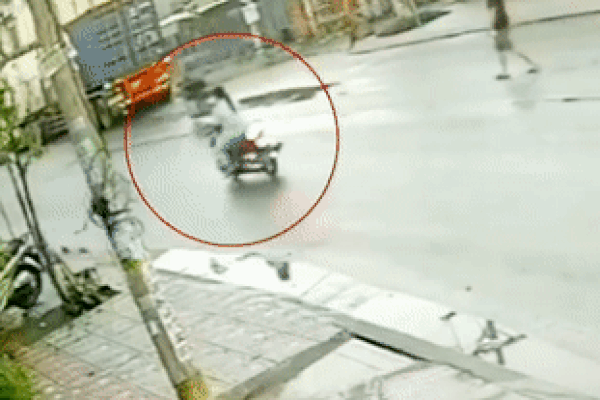 Nam thanh niên ngã nhào khi cô gái xi nhan bên trái nhưng rẽ phải