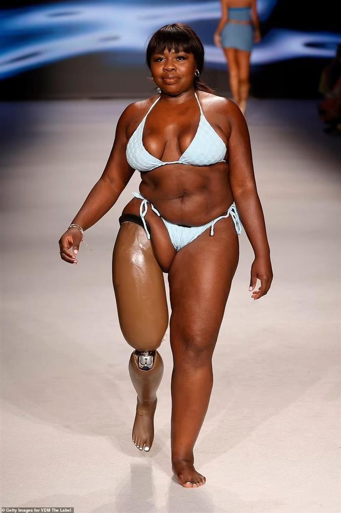 Mẫu ngoại cỡ cụt chân diễn bikini cùng chân dài Victoria’s Secret-7