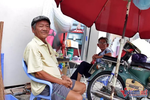 Người đàn ông trúng số 2,3 tỷ được vợ phát 150.000 để tiêu mỗi ngày-4