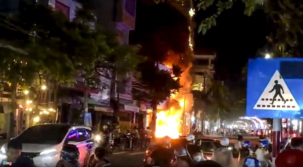 Phong tỏa 3 ngôi nhà bị cháy rụi ở Quảng Ngãi để điều tra vụ hỏa hoạn-1