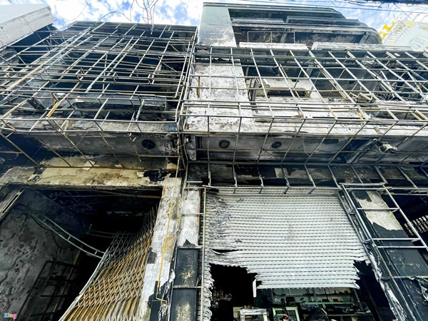 Phong tỏa 3 ngôi nhà bị cháy rụi ở Quảng Ngãi để điều tra vụ hỏa hoạn-3