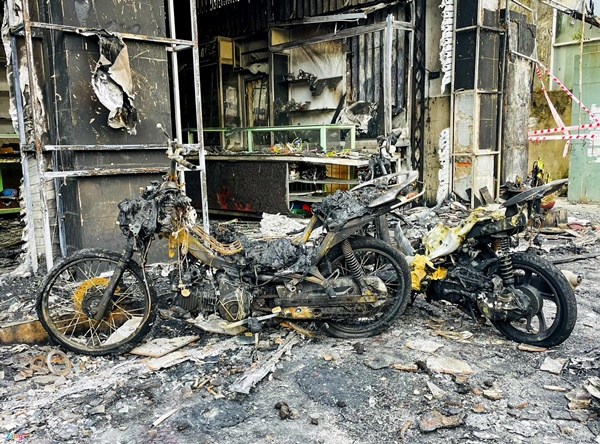 Phong tỏa 3 ngôi nhà bị cháy rụi ở Quảng Ngãi để điều tra vụ hỏa hoạn-11