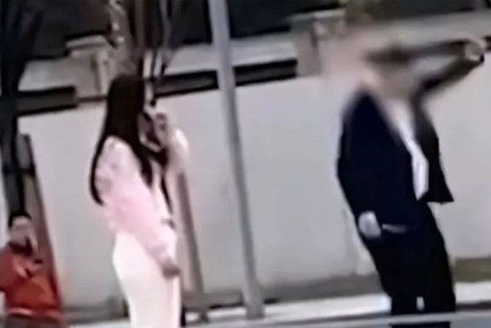 Vợ cúi đầu, khóc lóc xin chồng tha thứ vì trót 'lén lút' bên ngoài, chồng nén nhịn chỉ làm một điều