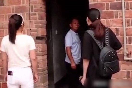 Cưới chồng được 1 tháng thì về nhà bố mẹ đẻ sống 3 năm, biết tin nhà chồng có tiền đền bù, vợ chạy đến đòi phần!