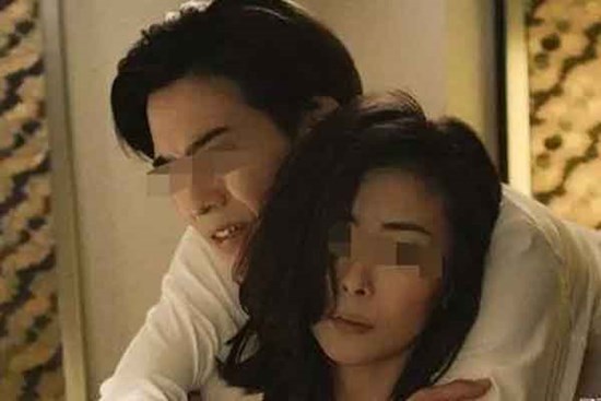 Chồng một lần 'bóc bánh trả tiền' gào khóc khi bị vợ bỏ