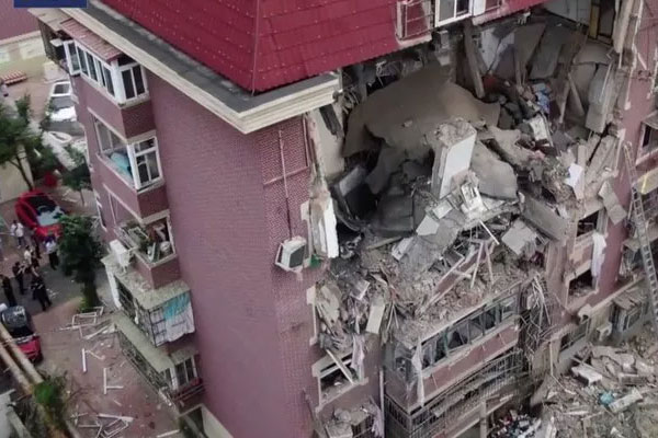 Đang yên lành, tòa nhà ở Trung Quốc bất ngờ sập hẳn 3 tầng-1