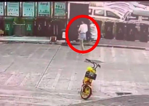 Người phụ nữ bỏ con vào thùng rác giữa trời nắng gần 40 độ, biết lý do cư dân mạng càng phát hỏa-1