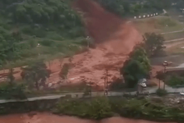 Chuẩn bị chụp ảnh, ba cô gái đứng tim khi tảng đá lớn từ trên núi suýt rơi trúng người-1