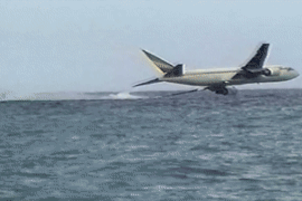 Không tặc ép lao máy bay xuống biển, phi công bình tĩnh giúp nhiều người sống sót