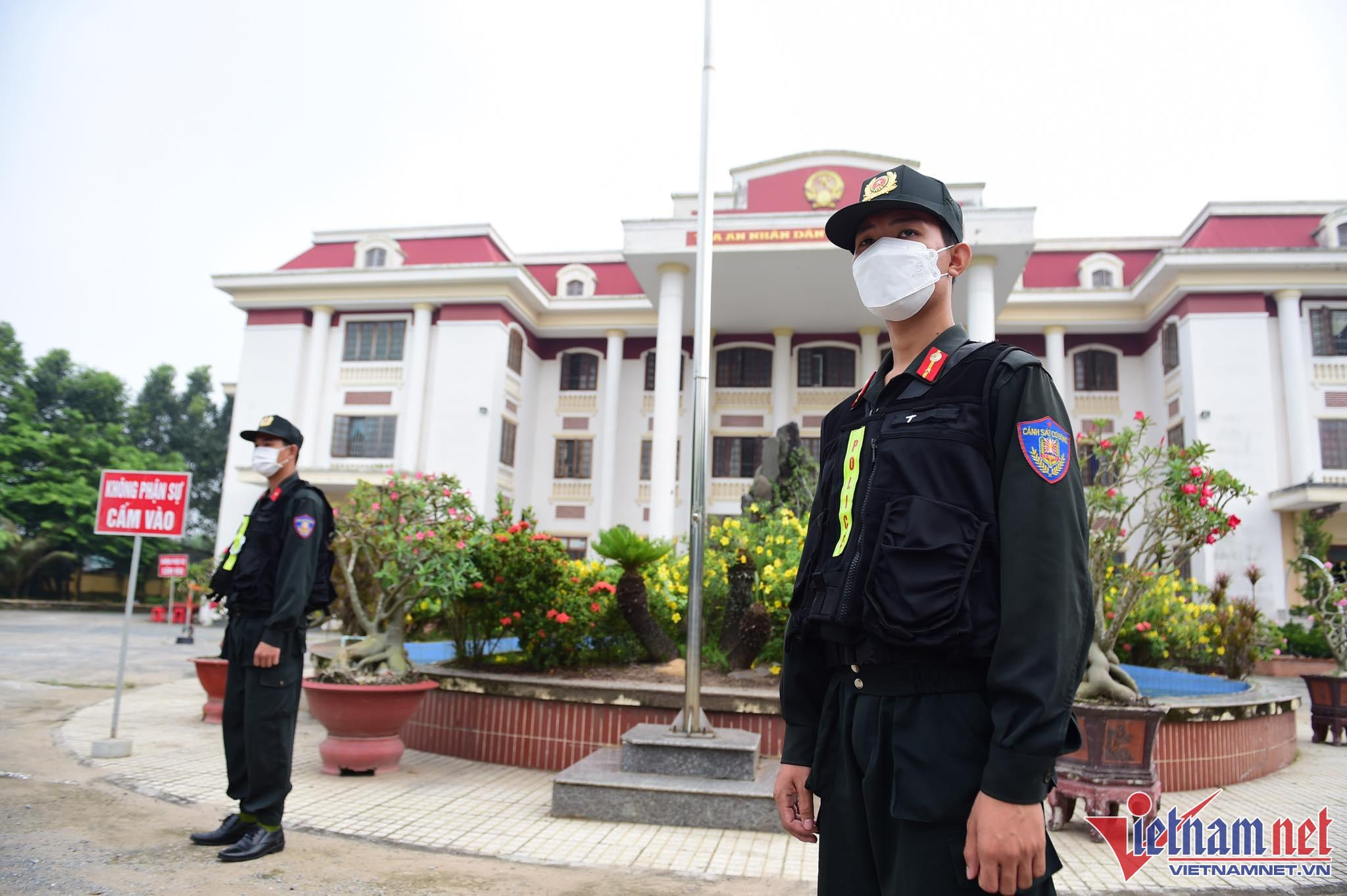 An ninh nghiêm ngặt phiên xử nhóm người ở Tịnh thất Bồng Lai-4