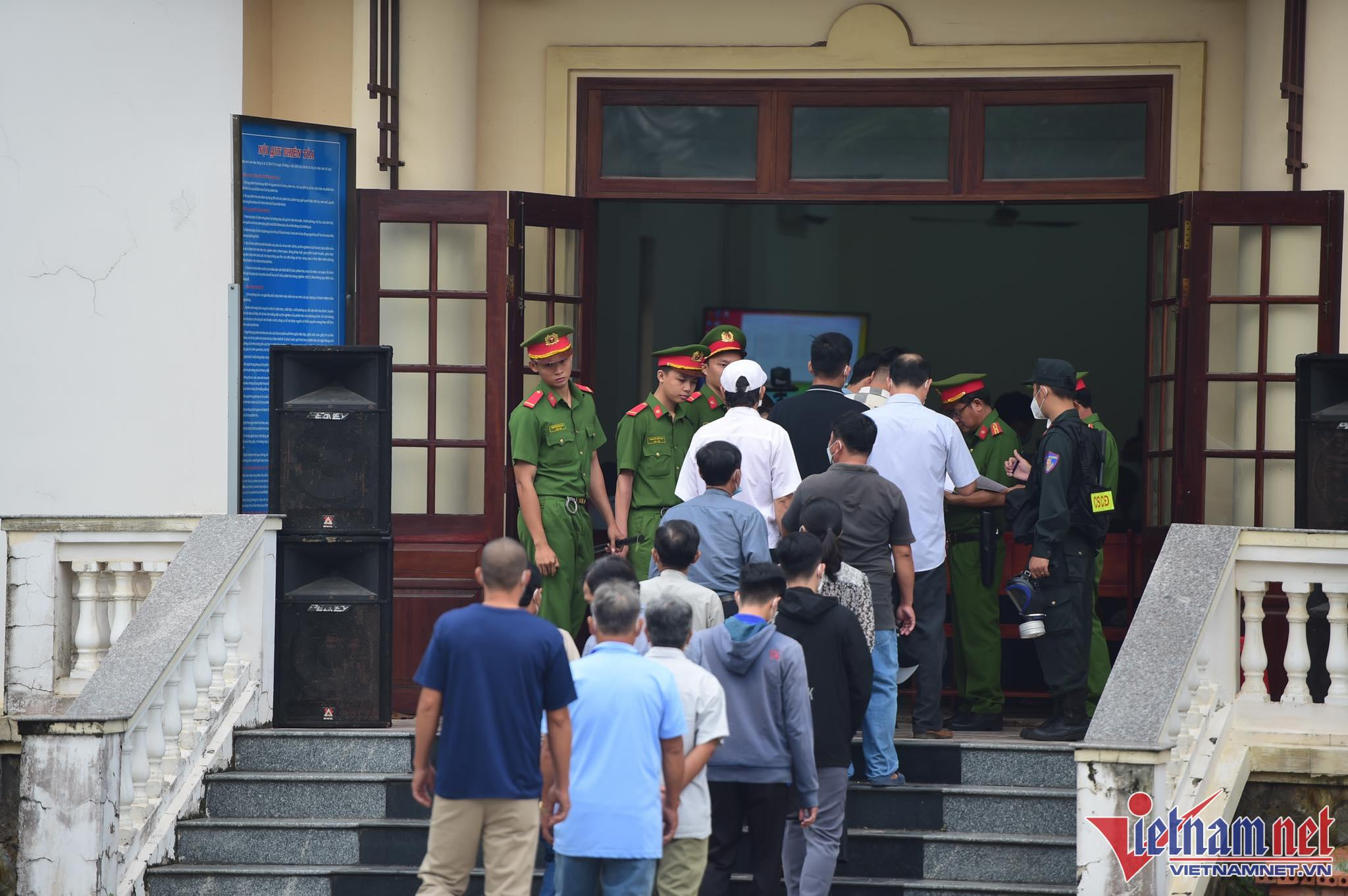 An ninh nghiêm ngặt phiên xử nhóm người ở Tịnh thất Bồng Lai-6