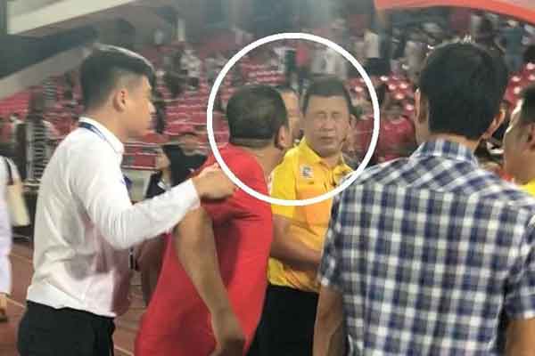 CĐV xuống sân, nhổ nước bọt vào trọng tài trận Hải Phòng - Bình Định-1