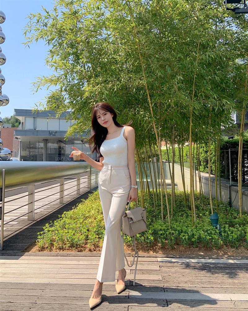 Quần trắng dễ mặc nhưng tinh tế nhất là diện theo 14 cách sau đây-10