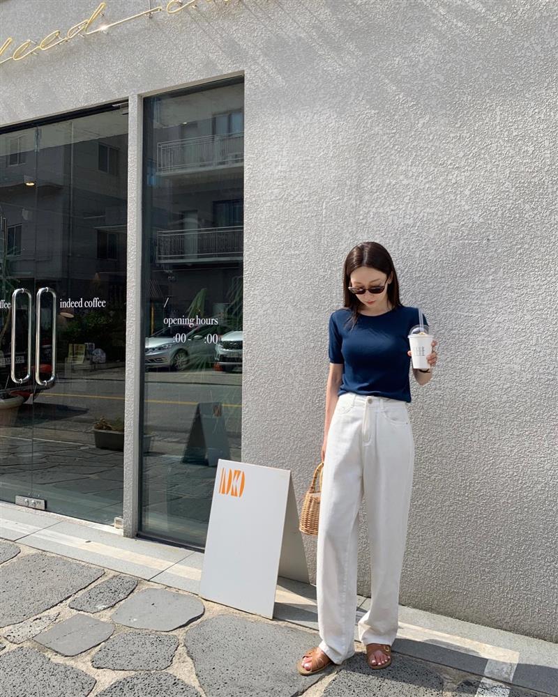 Quần trắng dễ mặc nhưng tinh tế nhất là diện theo 14 cách sau đây-13