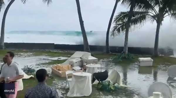 Khoảnh khắc đáng nhớ tại hôn lễ ở Hawaii: Con sóng lớn vô tình cuốn trôi bữa tiệc khiến khách mời tán loạn-1