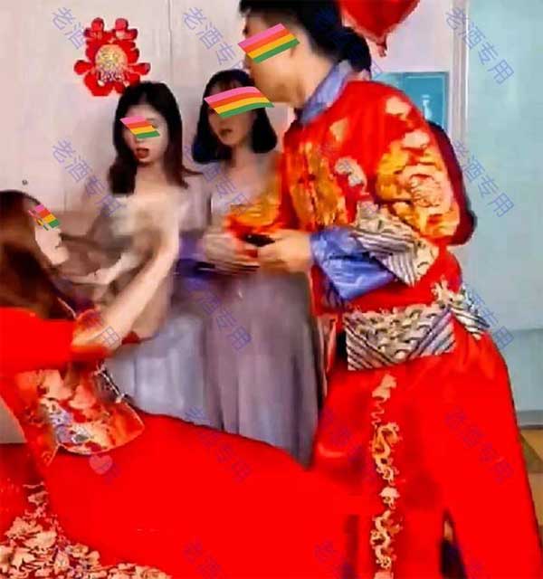 Chú rể lao vào đánh cô dâu không thương tiếc vì vô tình đọc được dòng tin nhắn đặc biệt-1