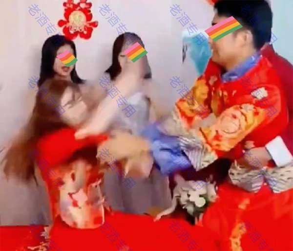 Chú rể lao vào đánh cô dâu không thương tiếc vì vô tình đọc được dòng tin nhắn đặc biệt-3