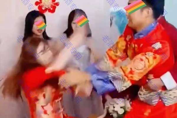 Chú rể loay hoay không bế nổi cô dâu nhưng lại có một phản ứng nhỏ làm xóa tan không khí gượng gạo-3