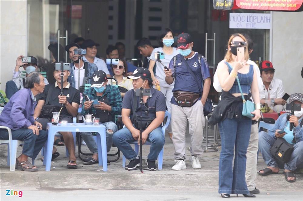 Hàng chục YouTuber đến livestream phiên xử Tịnh Thất Bồng Lai-2