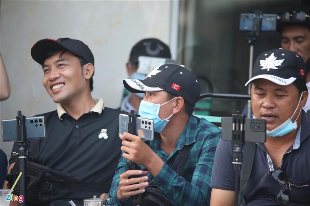 Hàng chục YouTuber đến livestream phiên xử Tịnh Thất Bồng Lai-3