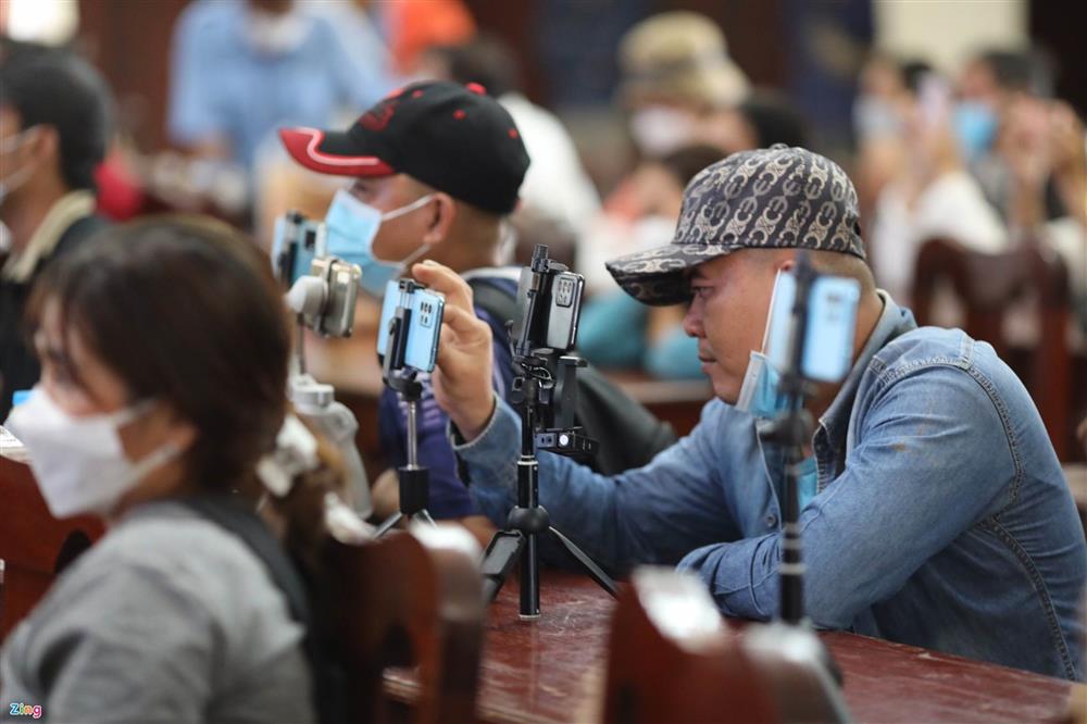 Hàng chục YouTuber đến livestream phiên xử Tịnh Thất Bồng Lai-6