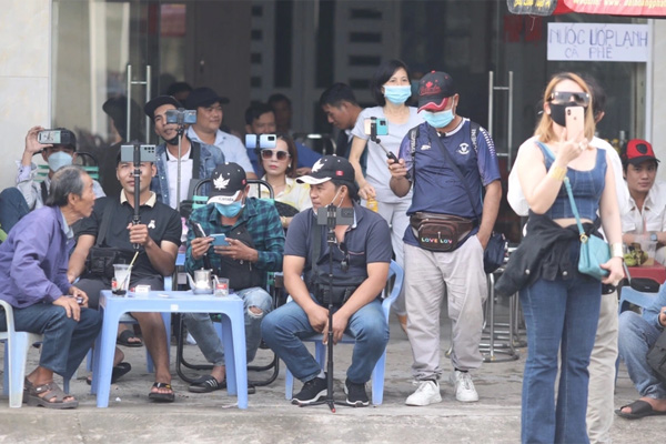 Kinh hãi cảnh hộ lan bên đường xuyên thủng kính lái ô tô, tài xế thoát nạn khó tin-3