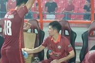 'Cò V.League' sốc vì Đức Chinh và Đình Trọng ăn pizza ngay trên sân