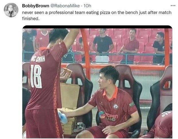 Cò V.League sốc vì Đức Chinh và Đình Trọng ăn pizza ngay trên sân-1