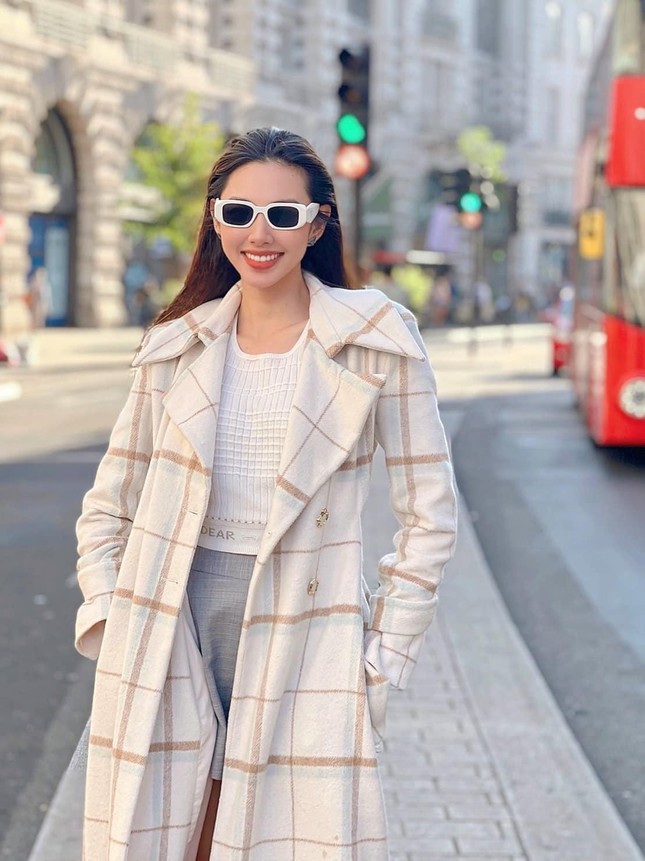 Diện trang phục giản dị khi đi tour các nước châu Âu, Hoa hậu Thùy Tiên vẫn xinh đẹp rạng rỡ-1