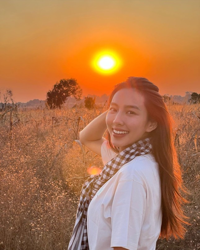 Diện trang phục giản dị khi đi tour các nước châu Âu, Hoa hậu Thùy Tiên vẫn xinh đẹp rạng rỡ-10