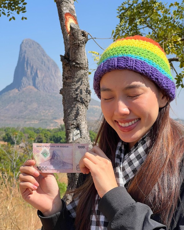 Diện trang phục giản dị khi đi tour các nước châu Âu, Hoa hậu Thùy Tiên vẫn xinh đẹp rạng rỡ-11