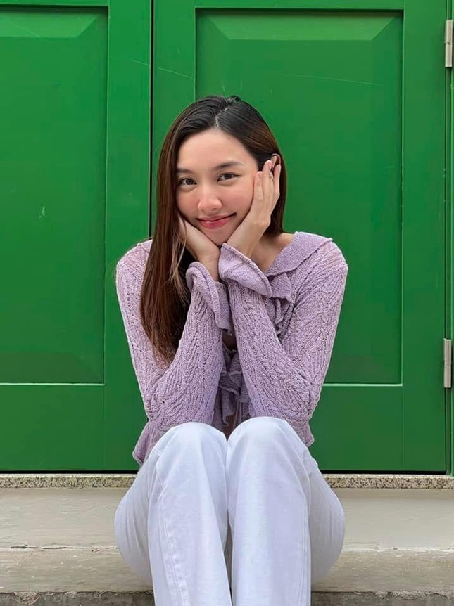 Diện trang phục giản dị khi đi tour các nước châu Âu, Hoa hậu Thùy Tiên vẫn xinh đẹp rạng rỡ-5