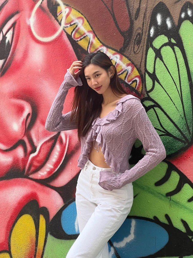 Diện trang phục giản dị khi đi tour các nước châu Âu, Hoa hậu Thùy Tiên vẫn xinh đẹp rạng rỡ-6