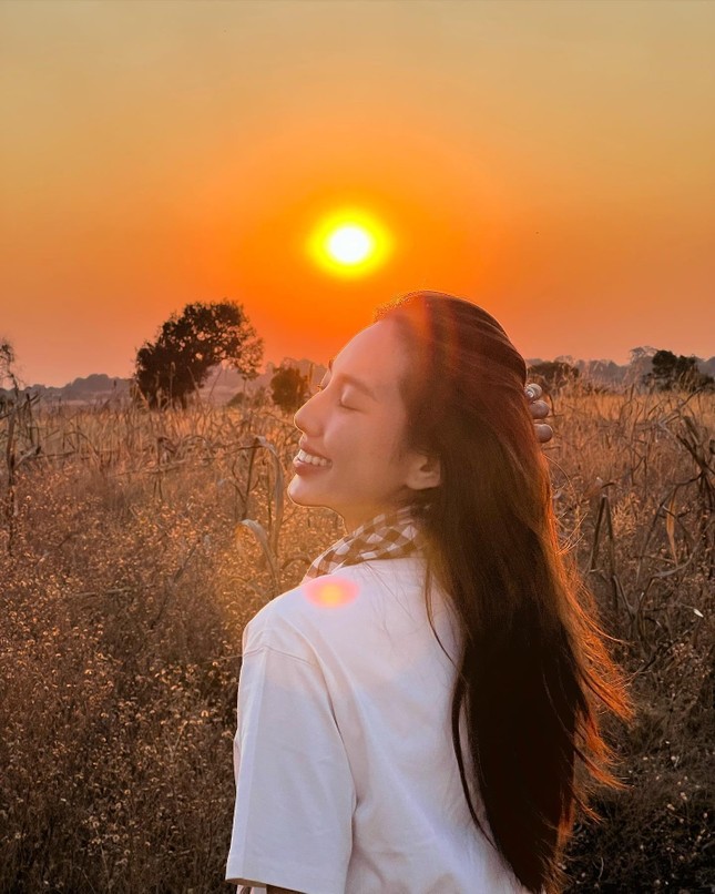 Diện trang phục giản dị khi đi tour các nước châu Âu, Hoa hậu Thùy Tiên vẫn xinh đẹp rạng rỡ-9