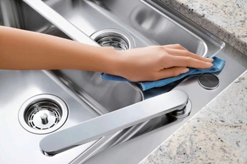 Bồn rửa bát bám bẩn bốc mùi khó chịu: Dùng mẹo này là sạch bong ngay lập tức-1