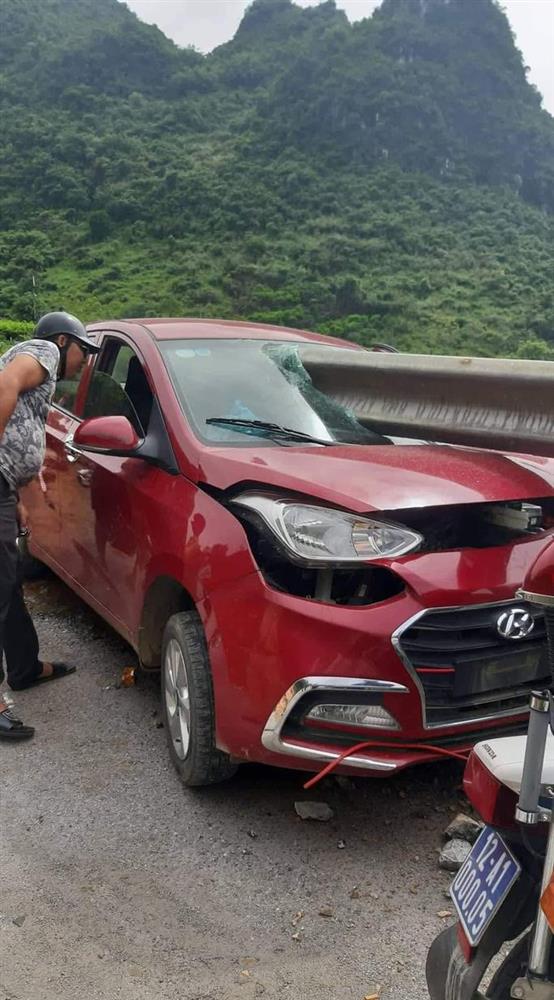 Kinh hãi cảnh hộ lan bên đường xuyên thủng kính lái ô tô, tài xế thoát nạn khó tin-2