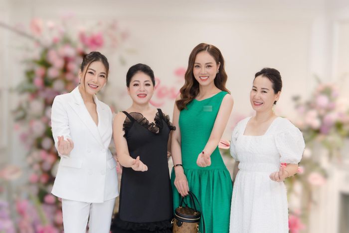 Bà xã NSND Công Lý tái xuất quyến rũ, hé lộ về sức khỏe hiện tại của chồng-2