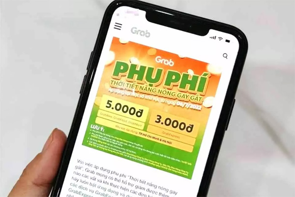 Tránh phụ nữ qua đường, xe khách chở 40 người lao thẳng lên dải phân cách, húc gãy trụ đèn-4