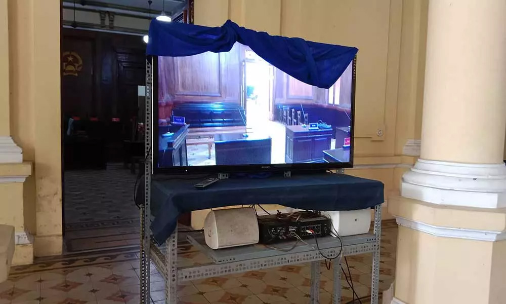 Tòa chiếu lại cảnh bố và dì ghẻ hành hạ bé 8 tuổi đến chết-3