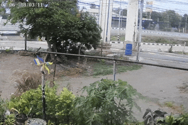 Ô tô văng hàng chục mét trên đường, nữ sinh thoát nạn trong gang tấc